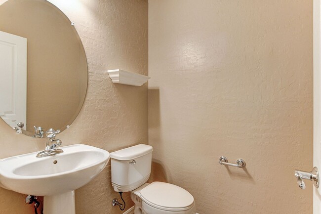 Building Photo - Gorgeous 4 bedroom near Aliante!