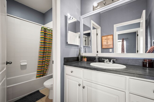 Building Photo - End unit townhome in The Cottages at Oakleaf Plantation