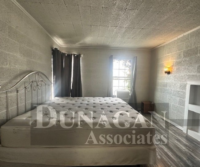 Building Photo - 207 1/2 N. Alameda St