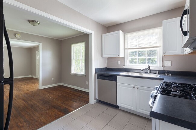 Building Photo - Charming Renovated Bungalow in Grove Park ...