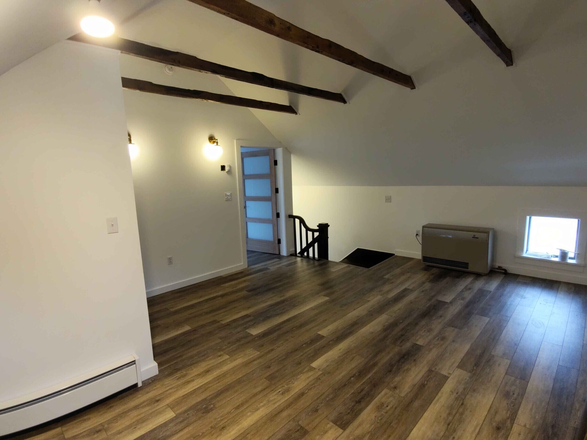 Style G1: 2 bedrooms / 1 bath, historic renovation, exposed beams and vaulted ceilings - 21 Depot St