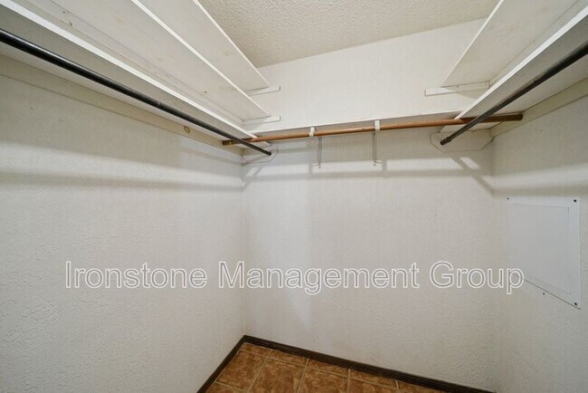 Building Photo - 13515 S Fern St