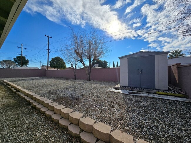 Building Photo - 2010 W Lumber St