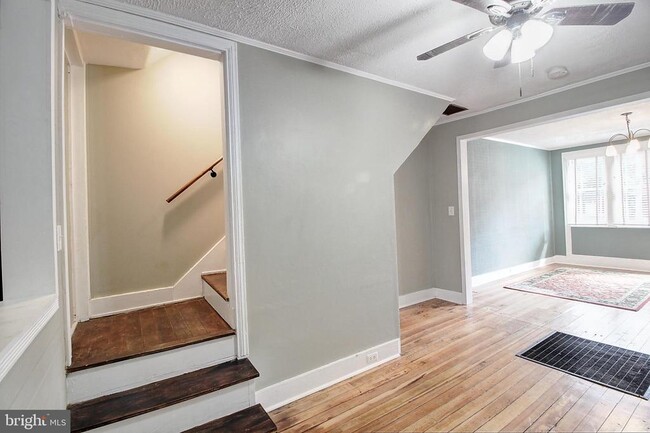 Building Photo - 213 E 6th St