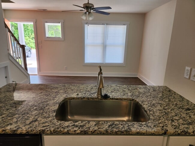 Building Photo - 2 Bed Modern Townhouse-Blackstone Convenient to Pickett