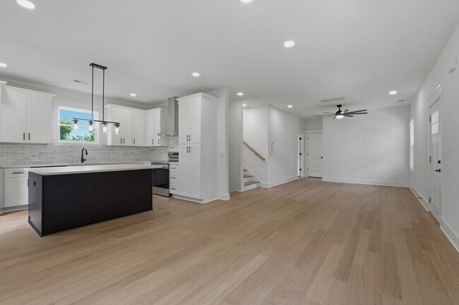 Building Photo - Spacious 5-Bedroom with Fenced Yard & Modern Amenities