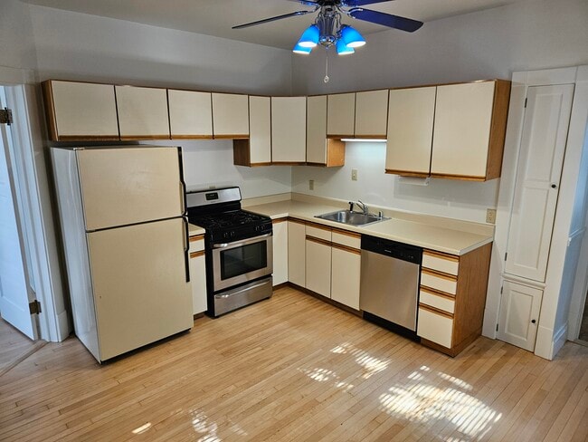 Building Photo - 1900 E Newberry Blvd