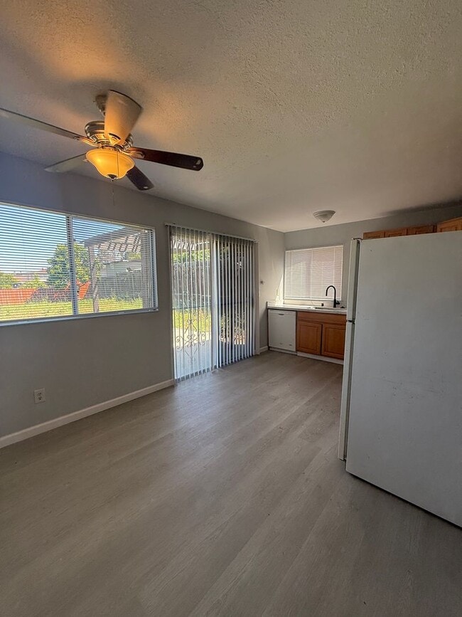 Building Photo - 2 bedroom / 1 bath