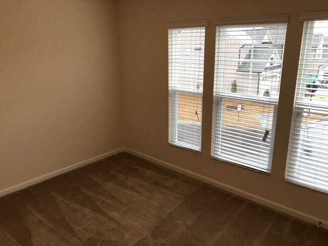 Building Photo - Excellent SW Durham Location Near Southpoint