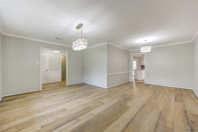 Building Photo - 5019 Oak Forest Dr
