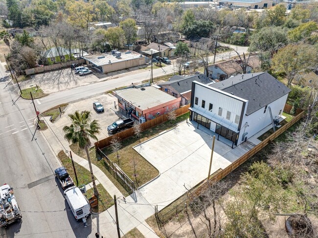 Building Photo - 704 S 1st St