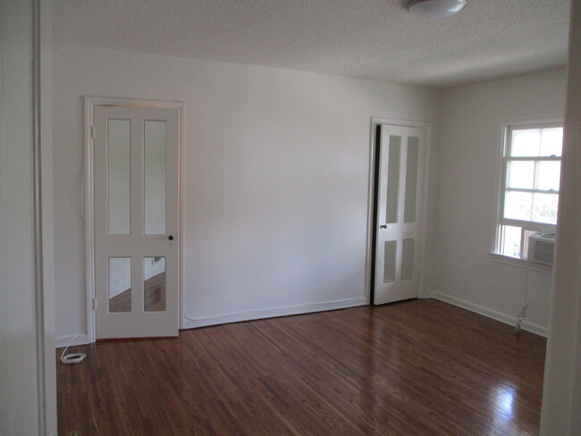 Building Photo - 1002 Tiverton Ave