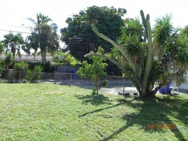 Building Photo - 819 N Highland Dr