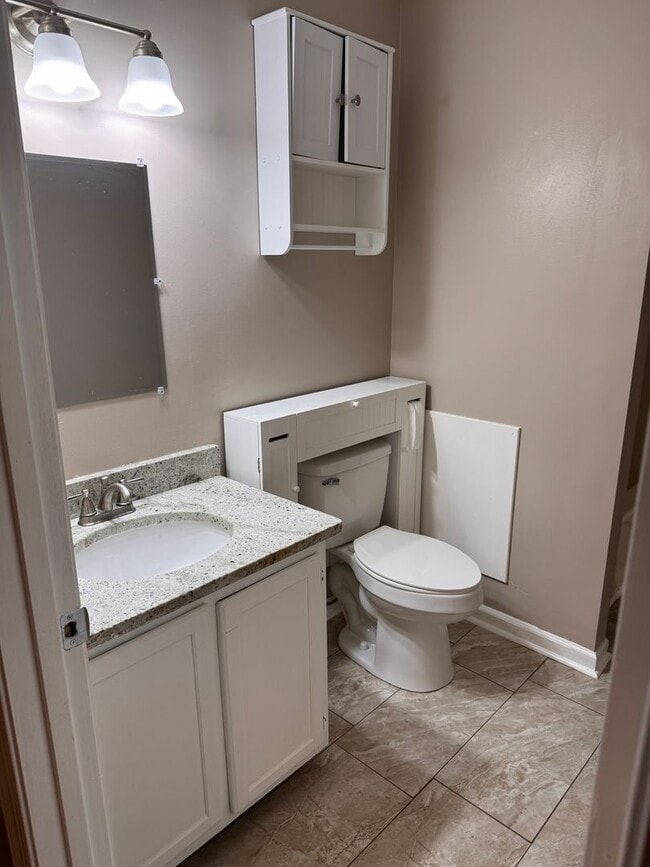 Building Photo - 2 Bedroom || 2 Bathroom - Single Level Tow...
