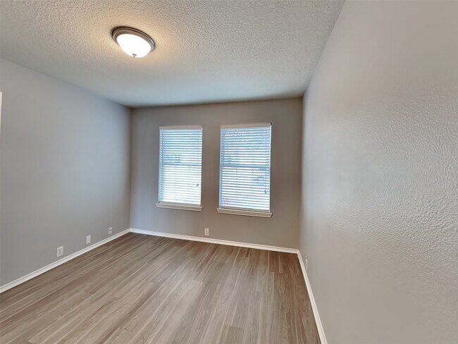 Building Photo - 5926 Baldwin Elm St