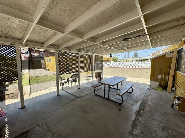 Covered Patio area - 9548 Claymore St
