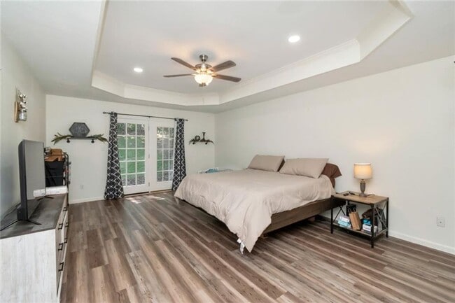 Building Photo - Beautifully Remodeled Home on Lake Forest ...