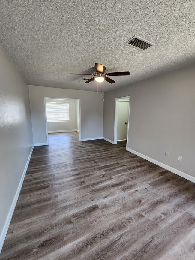 Building Photo - 2 bed 1 bath home, 1 car garage