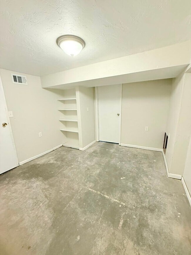 Building Photo - Newly remodeled 3-bedroom, 1.5-bath home featuring granite countertops, central A/C, and a partia...