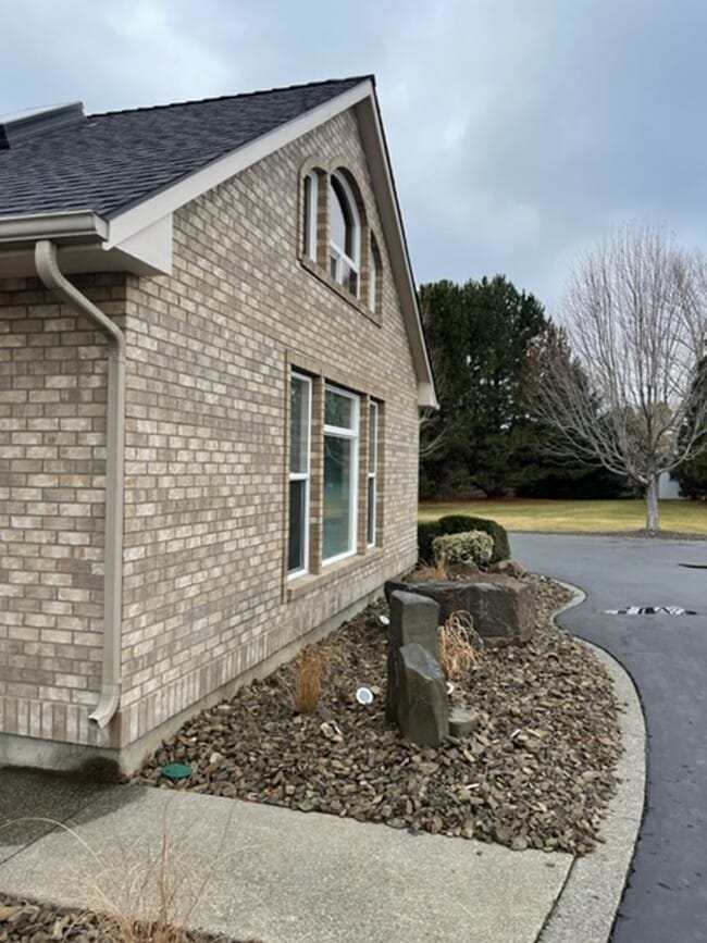 Building Photo - 1 Bedroom Suite for Lease with Washer/Dryer and Garage Spot
