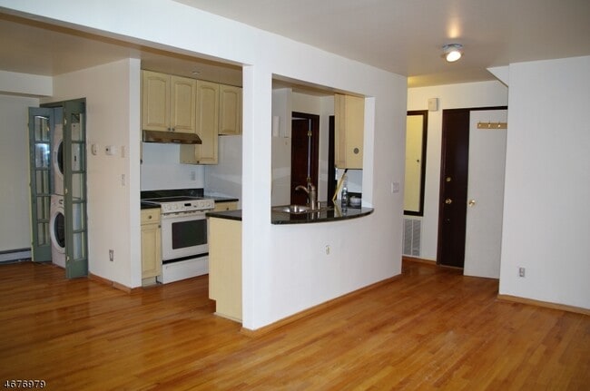 Building Photo - 17 Village Way