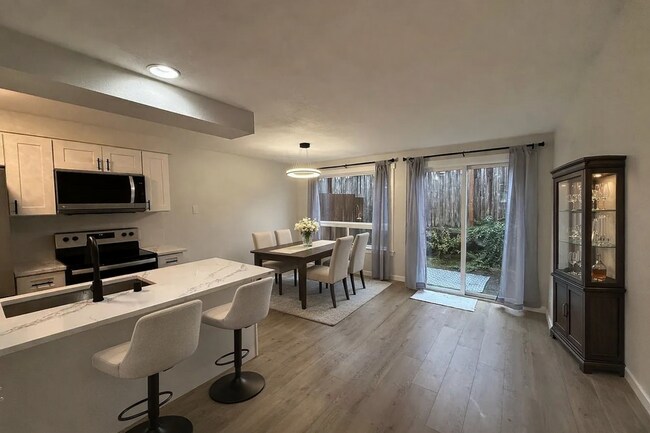 Building Photo - Beautifully Renovated 2 Bed/1.5 bath Condo Edmonds, WA. $2495/mo.