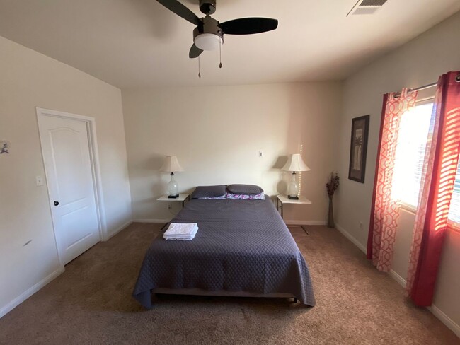 Building Photo - Affordable 3 BD 2 BA house in SE Bakersfield Near Union Ave & Berkshire Road