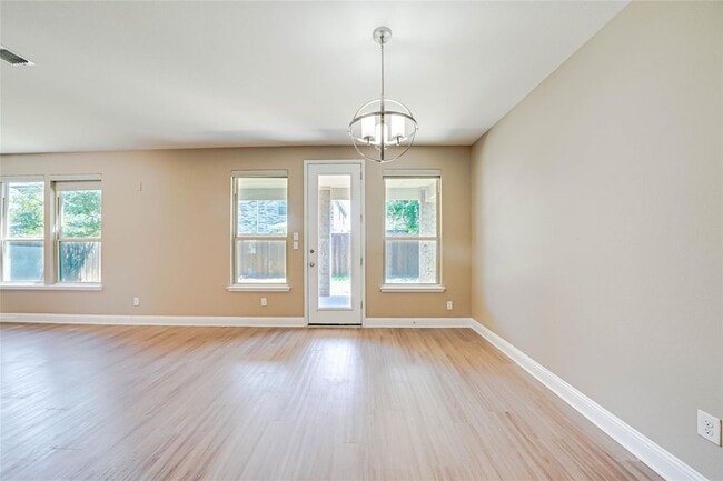 Building Photo - 410 Club House Dr