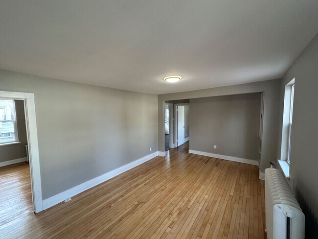 Building Photo - 3 Bedroom Duplex