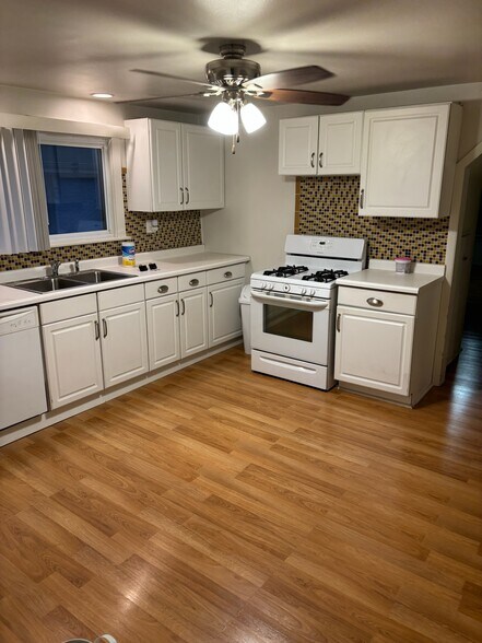 Kitchen - 14837 Keating Ave