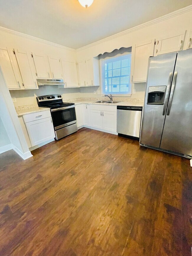 Building Photo - 3 bed 1.5 bath ranch style house * Special *