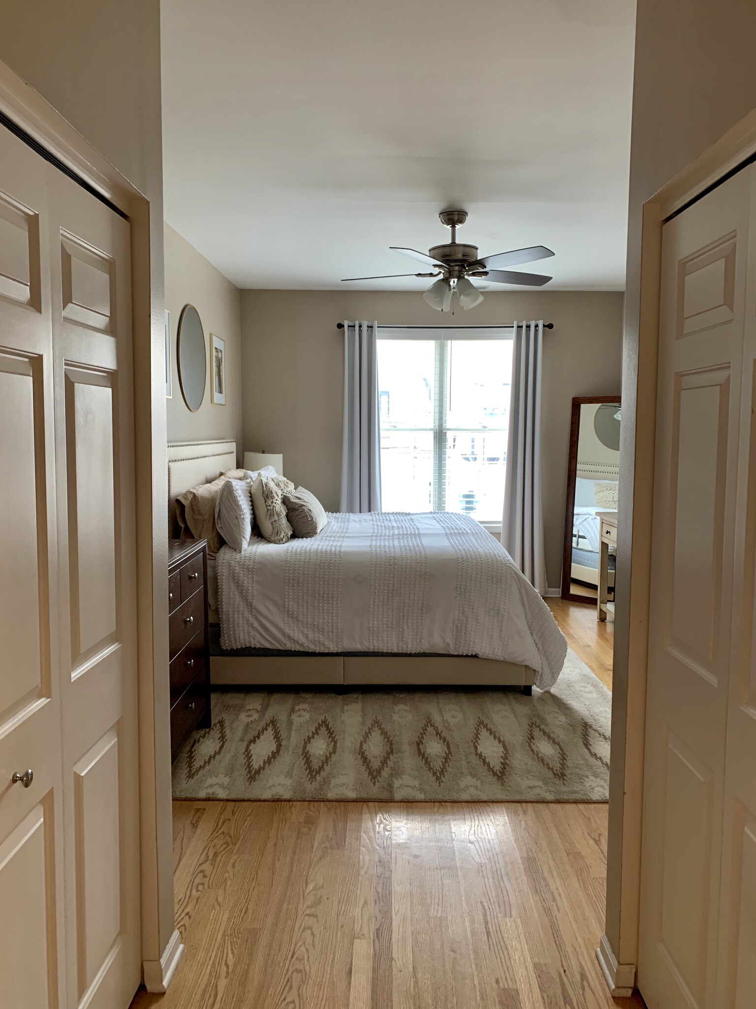 Master Bedroom - 2040 W Belmont Ave