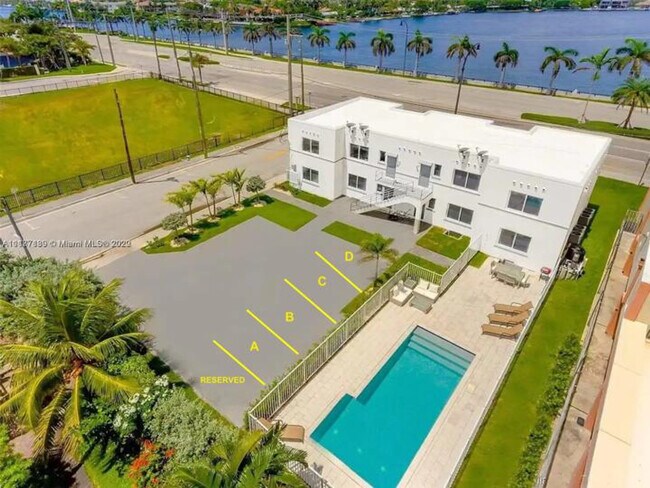Building Photo - 809 S Ocean Dr