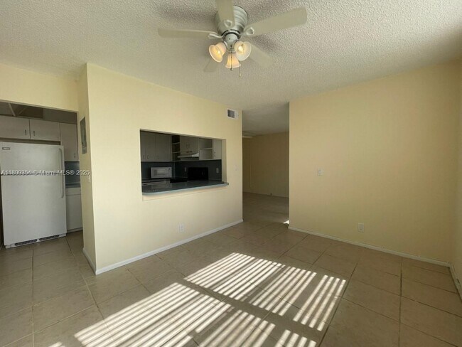 Building Photo - 9431 Live Oak Pl