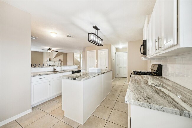 Building Photo - 2411 Lacyberry St