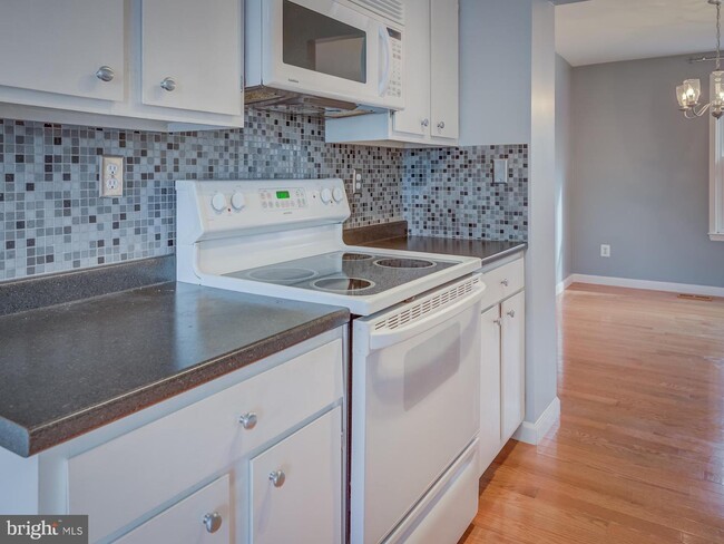 Building Photo - 8203 Stationhouse Ct