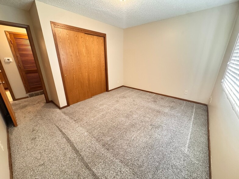 Building Photo - 5010 Emerald Dr