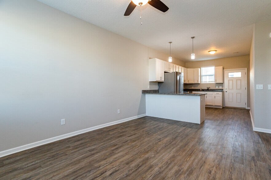 Building Photo - 3326 Glenbrook Cir S