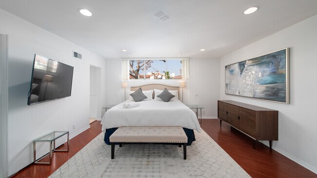 Building Photo - 223 S Lasky Dr