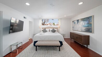 Building Photo - 223 S Lasky Dr