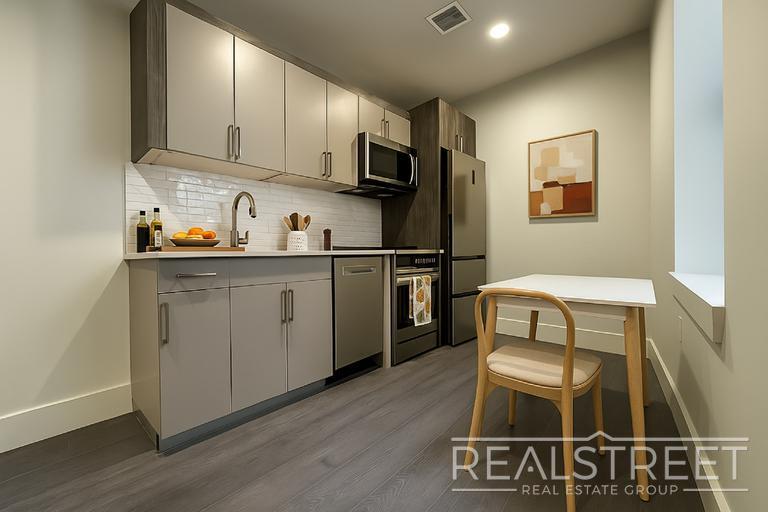 Building Photo - Stunning 1 Bed Near Prospect Park