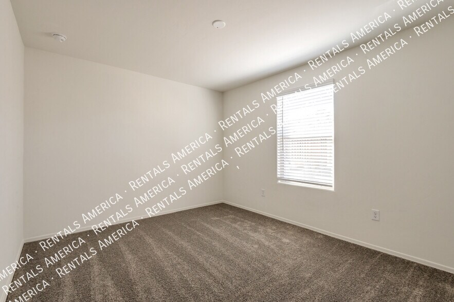 Building Photo - 1071 E Descent St