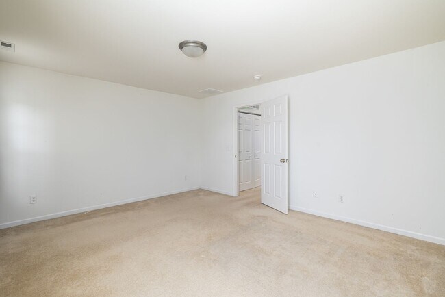 Building Photo - Charming Residence with Modern Amenities and Community center access