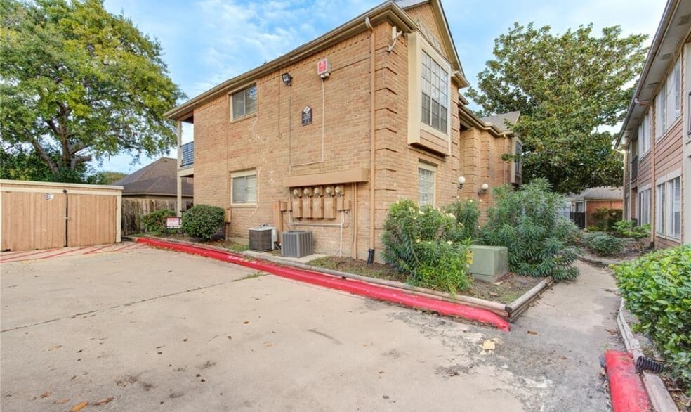 Building Photo - 12200 Overbrook Ln
