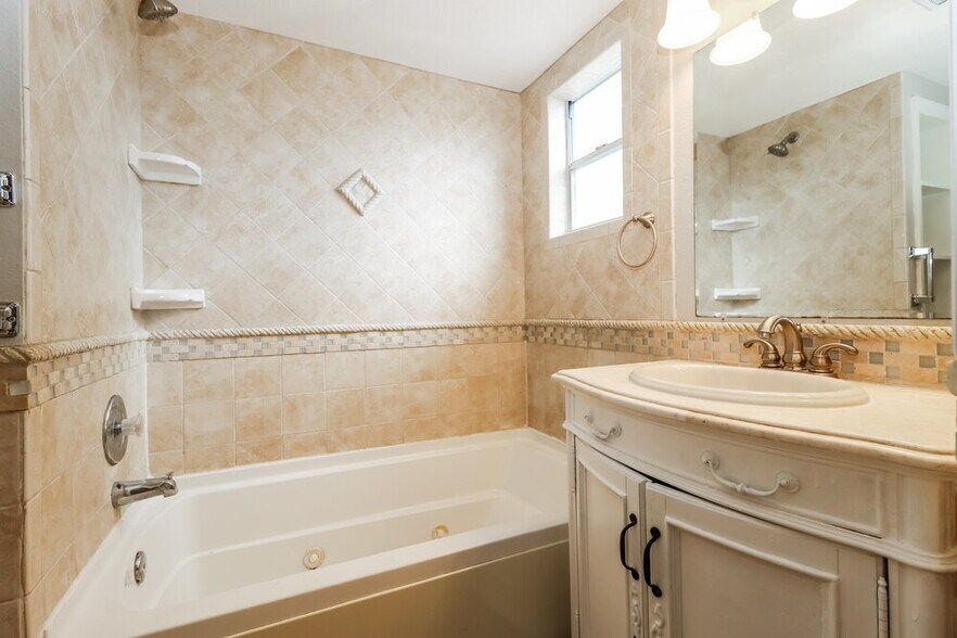 Building Photo - 8047 Hathaway Dr