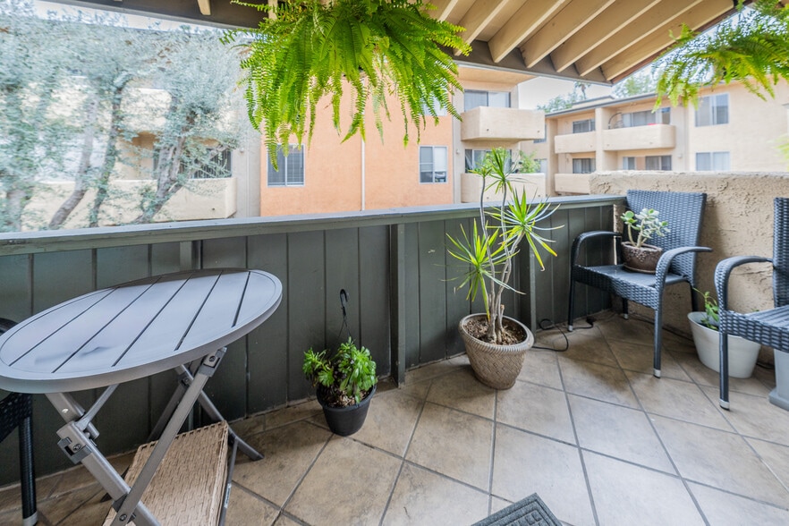 Building Photo - 15425 Sherman Way