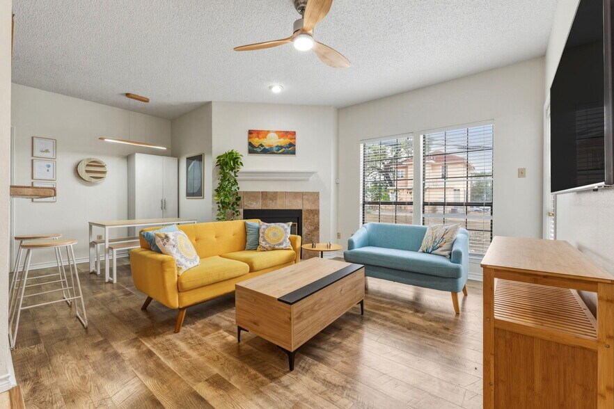 Living room - 3001 Cedar St