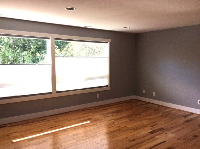 Building Photo - Fabulous 4 Bedroom/2 Bath Home! Available ...