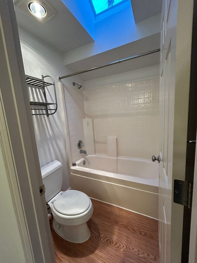 Building Photo - 3 Bed, 2.5 bath Townhome w/1-car garage in Highland Park neighborhood of Renton, $3,150/mo.