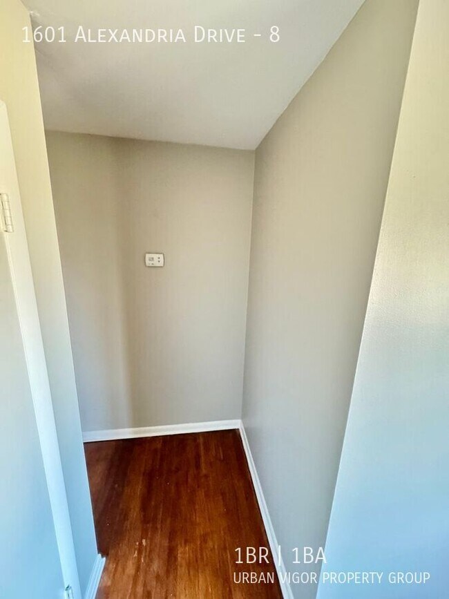 Building Photo - 1601 Alexandria Dr